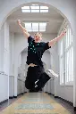 2e foto zwart met blauwe t-shirt.webp