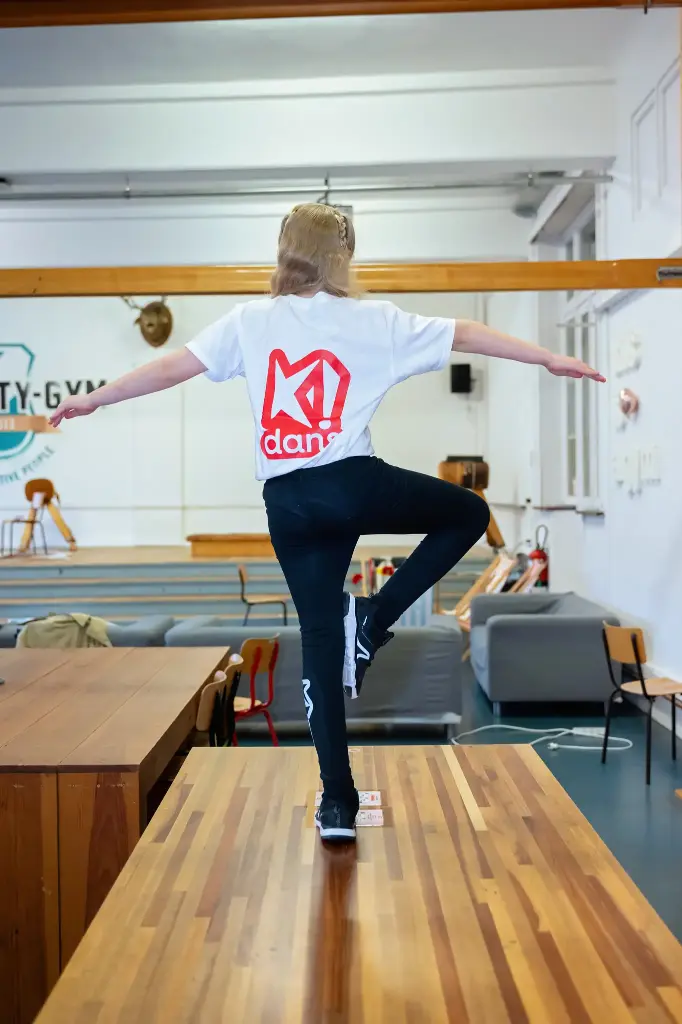 Kids - T-shirt -  K!dans - Wit met rode bedrukking