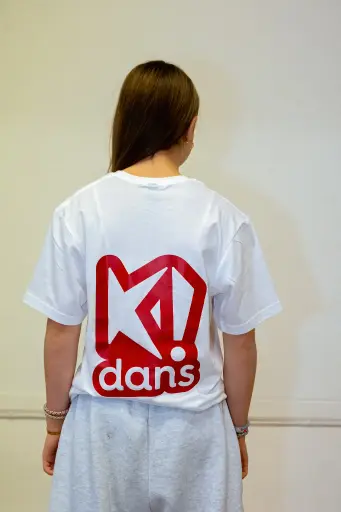 Volwassenen - T-shirt - K!dans - Wit met rode bedrukking